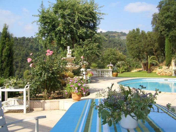 Gîte pour 2 personnes, avec Terrasse et Jardin ainsi que Piscine et Vue à Auribeau-sur-Siagne