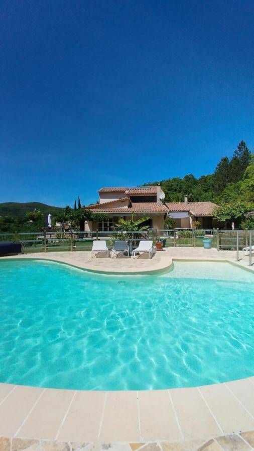 Chambre d’hôte pour 2 personnes, avec piscine et jardin ainsi que jacuzzi et terrasse