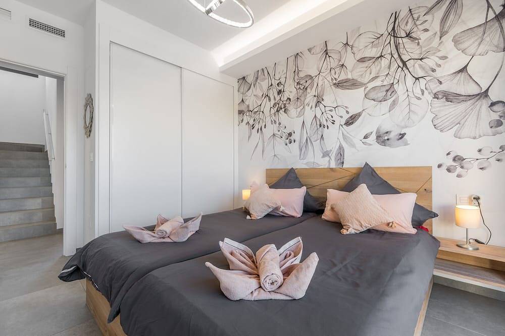 Villa 'Exclusive Modern' con vistas al lago, Wi-Fi y aire acondicionado in La Herrada, Los Montesinos
