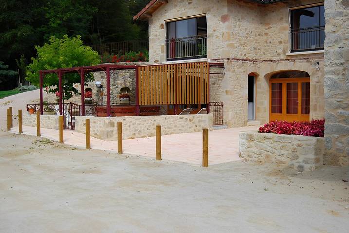 Gîte pour 4 personnes, avec piscine et jacuzzi ainsi que terrasse et jardin à Latronquière