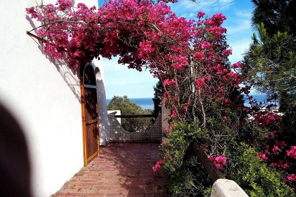 Detached villa Sea view Parking Wifi Terrace Dishwasher and washing machine Dog in Eden Rock, Cagliari e Dintorni