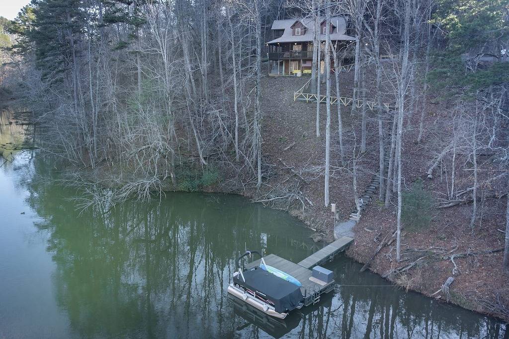 Beautiful Lake Front Log Cabin with Dock in Polk County NC