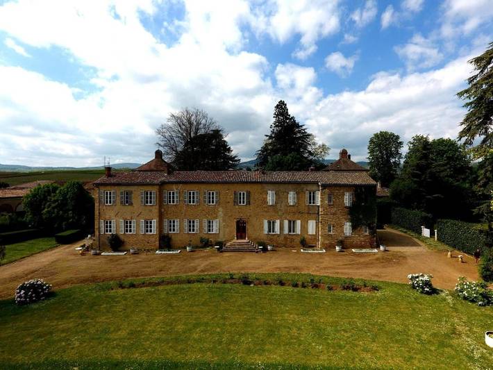 Location de vacances pour 2 personnes, avec Terrasse ainsi que Jardin et Vue à Saint-Julien (Rhône)