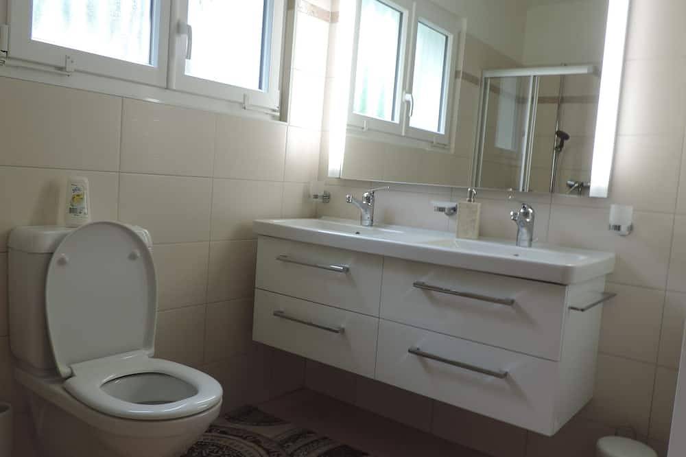 Haus mit grossen Garten, Resa Tal, Locarno in Brione sopra Minusio, Tessiner Alpen