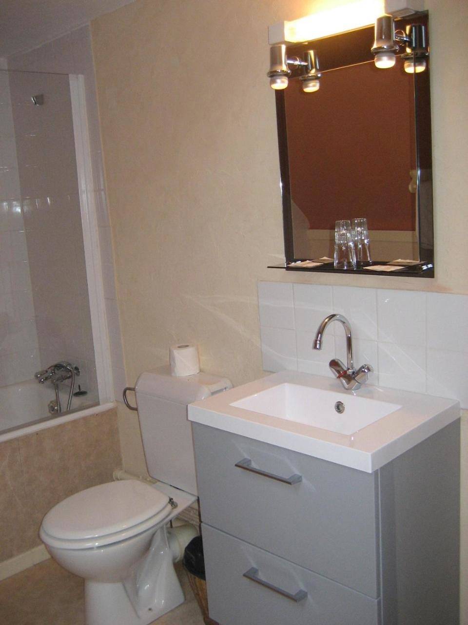 Superior Double Room in Charny-Orée-de-Puisaye, Région d'Auxerre