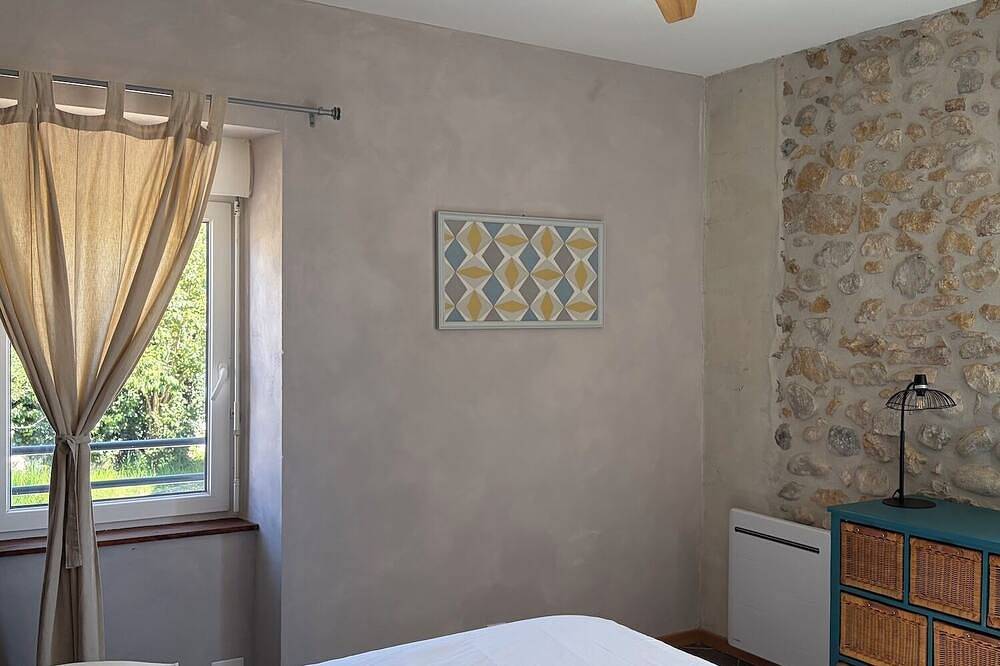 Appartement entier, 🌿 Le torrent, gîte 100 m2, centre village , dans maison rénovée avec 4 gîtes in Vallon-Pont-d'Arc, Gorges de l’Ardèche