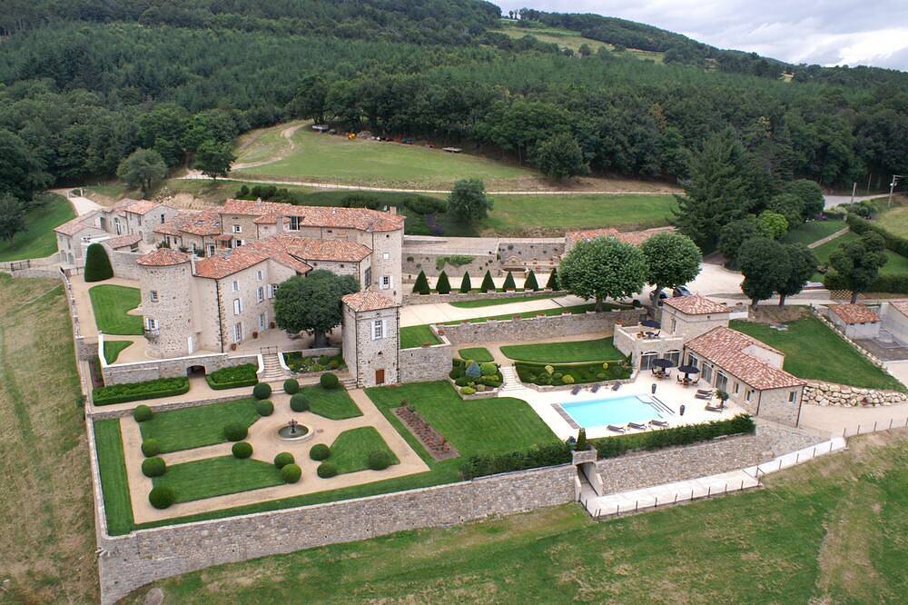Studio de charme situé au cœur d'un domaine arboré de 70 hectares in Boffres, Région de Tournon-sur-Rhône