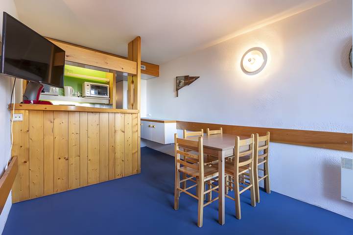 Entire studio, Studio Apartment "Lauzieres 10 Arc" with Balcony & Wi-Fi in Arc 1800, Bourg-Saint-Maurice