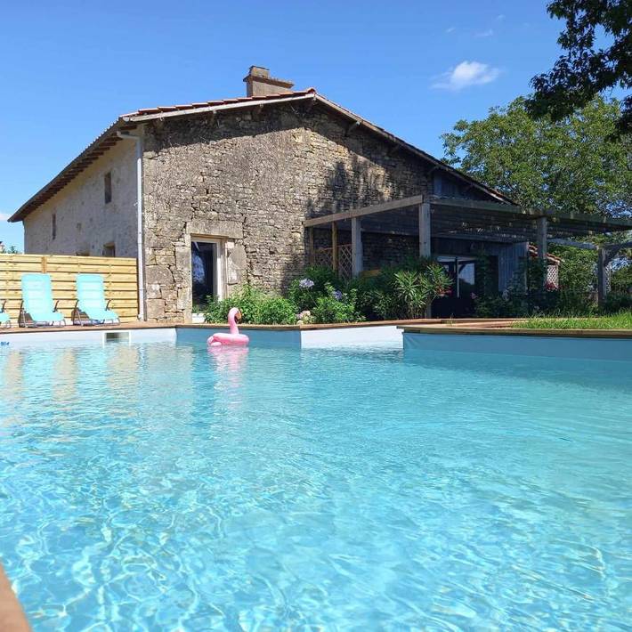 Location de vacances pour 6 personnes, avec piscine ainsi que vue et jardin à La Couarde