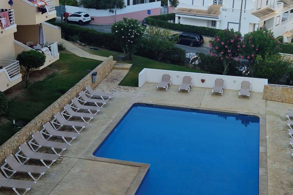 Entire apartment, 15mins walk to beach! Cozy apartment with communal pool and BBQ area! in Alvor, Faro District