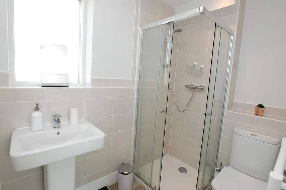 Ensuite Double Bed Room Sunny Spacious with Shared Kitchen in Nottingham, East Midlands