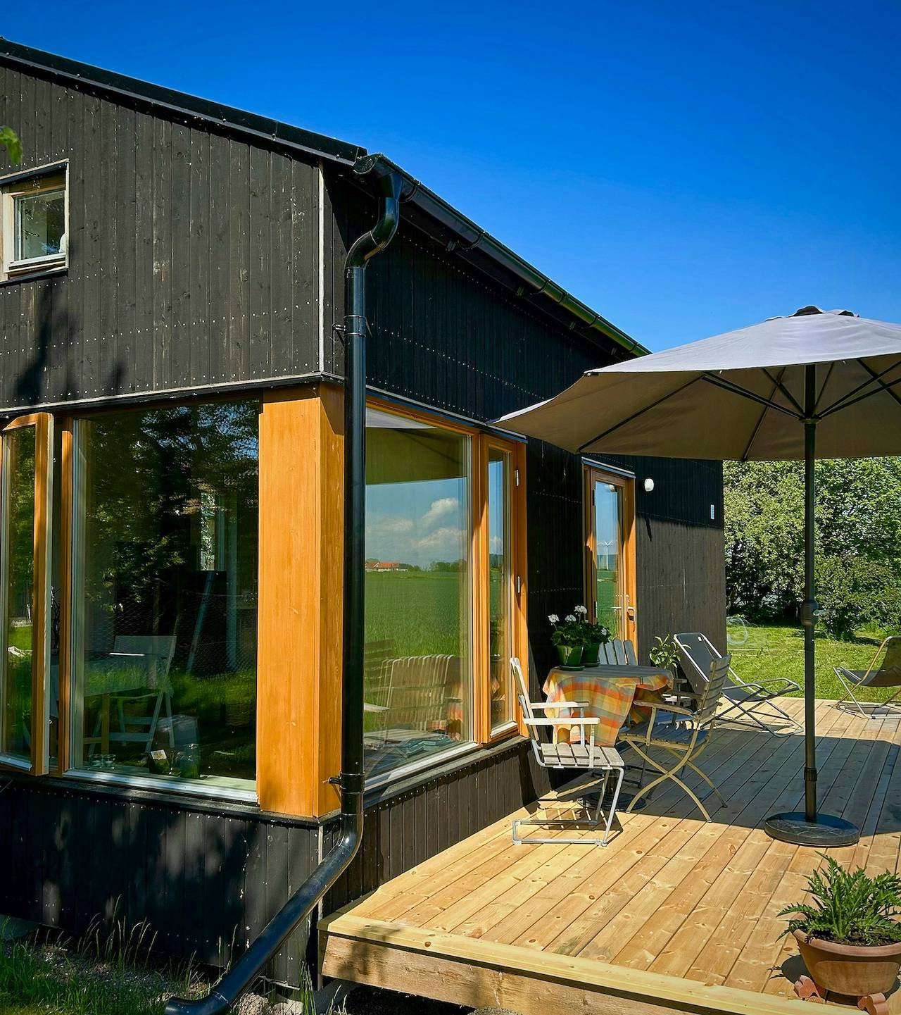 Kleines Haus zwischen Apfelbäumen in der Nähe des Vätternsees in Ödeshög, Vättern
