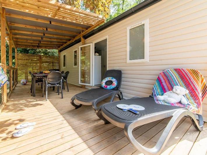 Flower Camping Le Mas de Champel  - Mobilhome 4 personnes - 30m² Premium - 2 chambres - Terrasse couverte - Clim + Tv + draps + serviettes inclus in Les Ollières-sur-Eyrieux, Parc naturel régional des Monts d'Ardèche