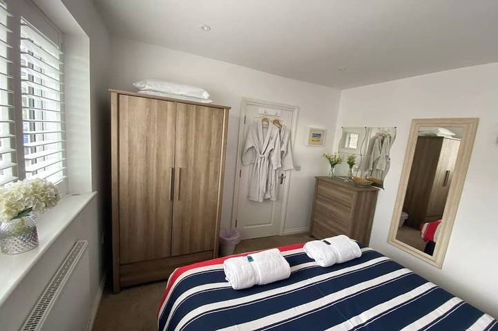 Luxury Dorset coast property with hot tub. Great location, short walk from beach in Bournemouth, South West England