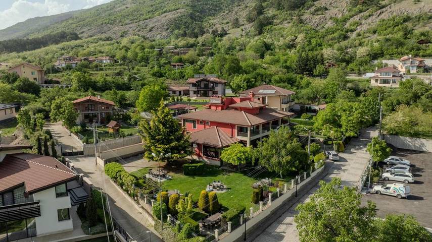 Hôtel pour 3 personnes, avec Terrasse ainsi que Jacuzzi et Jardin à Karlovo