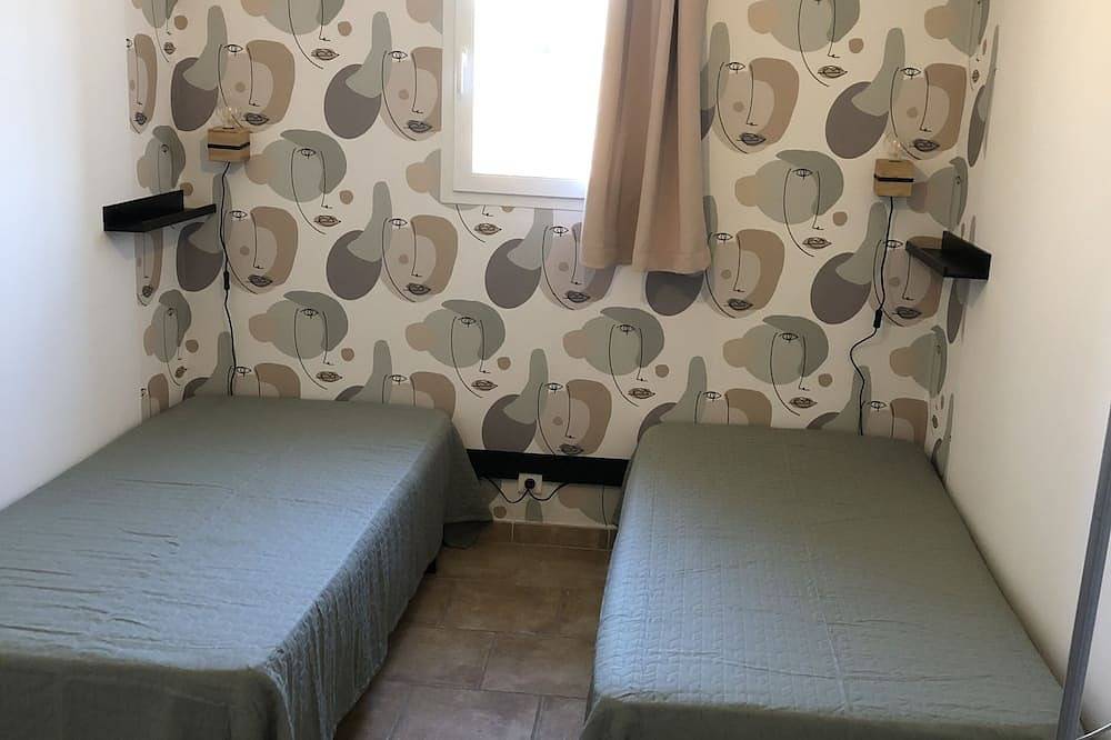 Nice House In The Country With Private Pool (pets accessibility) in Cabannes, Arles region