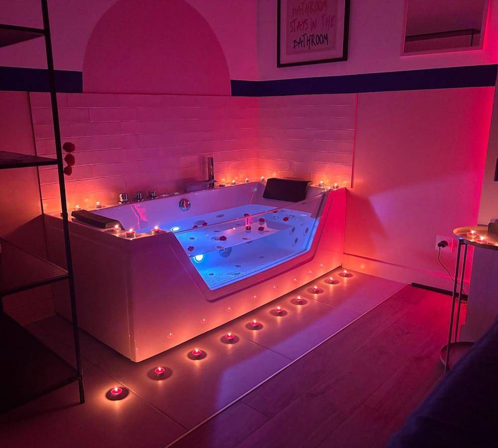 Appartement entier, Appartement Thème Années 60' l Baignoire Jets l Clim l Netflix in Castres, Région de Castres