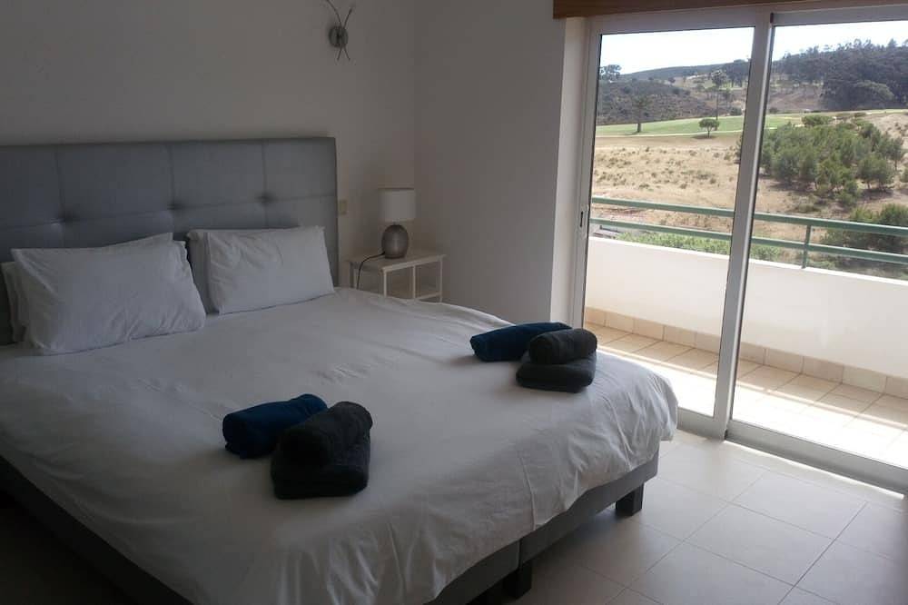 Luxuriöse und geräumige 3-Bett-Ende der Terrasse Linked Villa mit großem Pool in Budens, Faro Distrikt