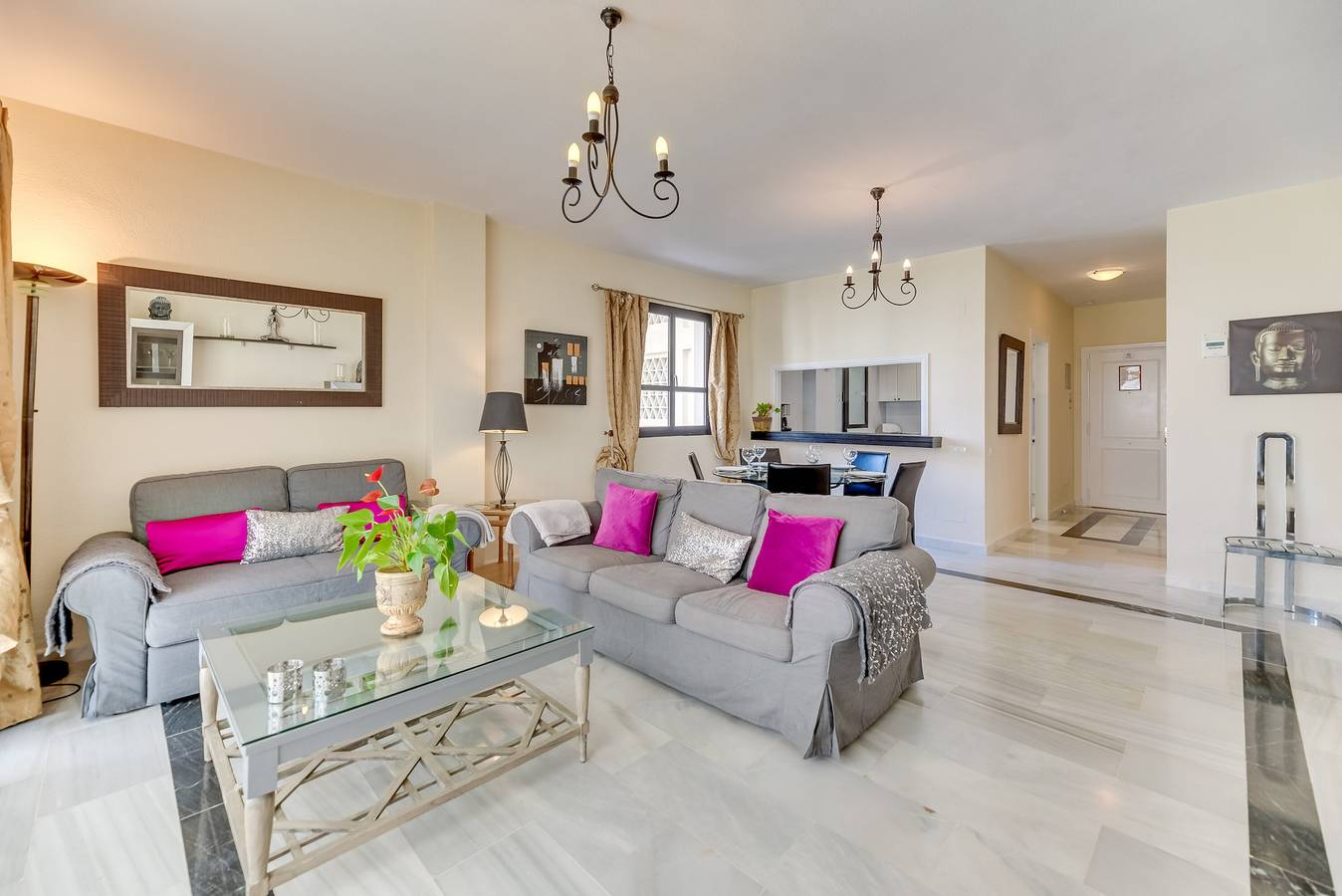 Entire apartment, Apartment 'Puerto Banus2 Beachfront and Pools' with Shared Pool, Wi-Fi and Air Conditioning in Medina Gardens, Marbella