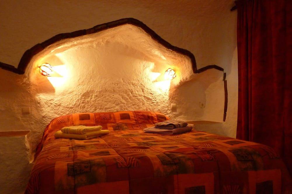 Casa cueva con patio amplio y barbacoa; aparcamiento privado y cerrado in Guadix, Geoparque de Granada
