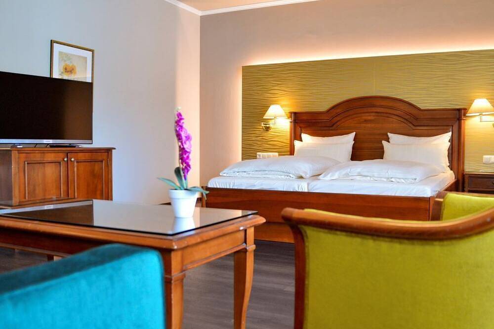 Doppelzimmer Dusche/Wc/Landhaus - Schloss-Hotel Petry in Burg Eltz, Treis-Karden
