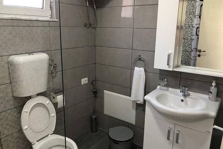 Bungalow für 2 Personen, mit Terrasse und Garten in Montenegro - 3