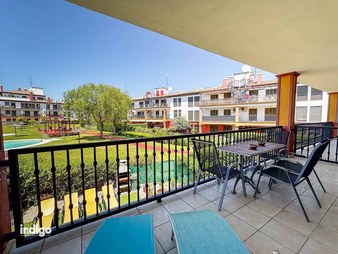 Apartamento inteiro, Apartamento de férias para 4 pessoas com varanda in Urbanizacion Costa Esuri, Ayamonte