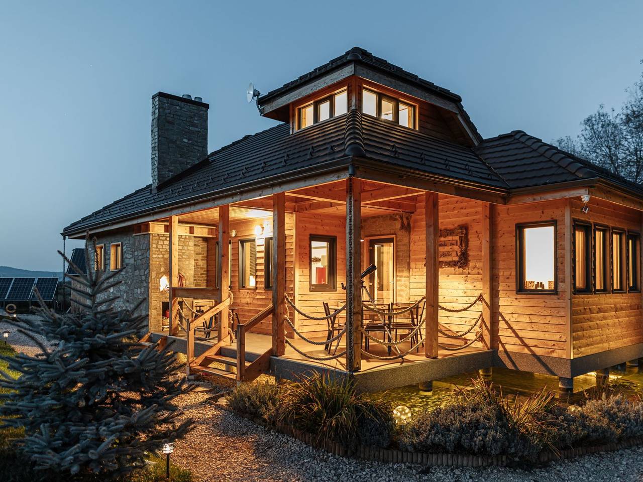 Kleines Haus mit Werkstatt in Karpaten