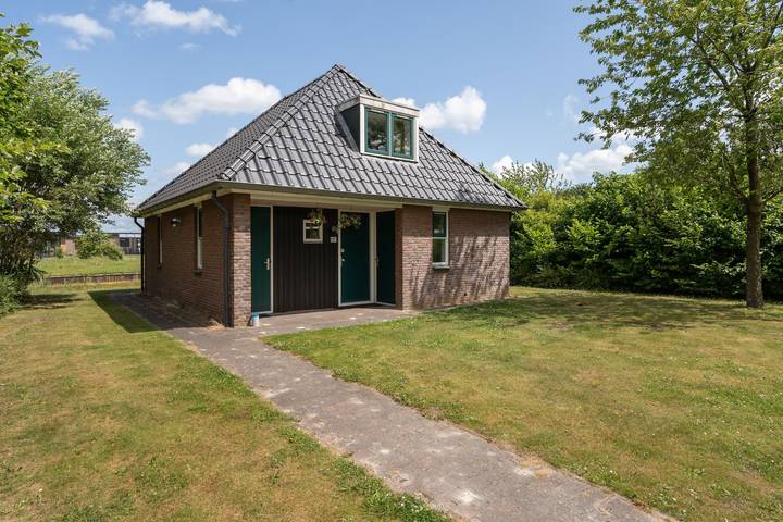 Ferienhaus für 4 Personen, mit Seeblick und Kinderpool sowie Balkon/Terrasse und Terrasse