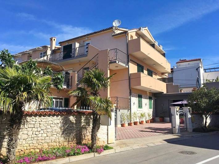 Trokrevetna soba s balkonom in Vodice, Šibenik-Knin