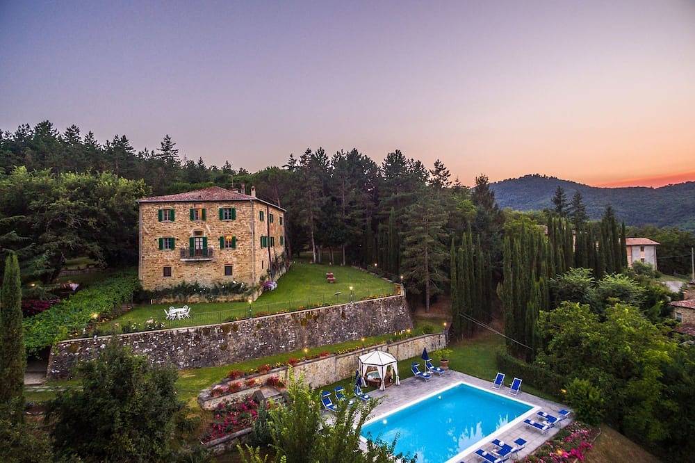 Alleinstehendes Ferienhaus mit privatem Pool, Klimaanlage, Whirlpool, W-Lan, Tv, Innenhof in Monterchi, Valtiberina
