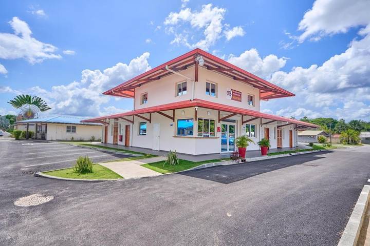 Hôtel pour 2 personnes, avec bassin pour enfant et piscine ainsi que terrasse et jardin