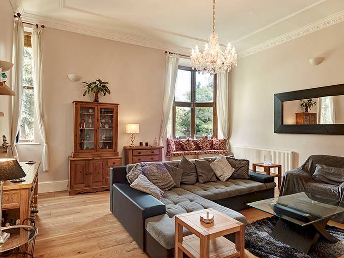 Glamping for 10 people, with garden in Shropshire