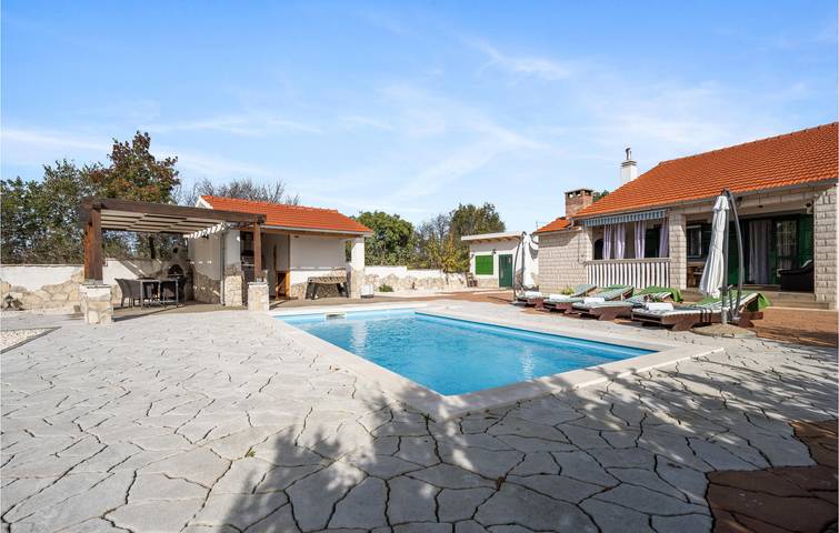 Geräumige 2-Zimmer-Wohnung mit Pool und Terrasse, kostenloses WLAN in Dalmatinisches Zagora