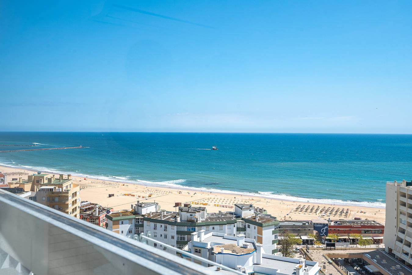 Apartamento inteiro, Apartamento 'Modern Beach' com vista para o mar, Wi-Fi e ar condicionado in Praia da Rocha, Portimão