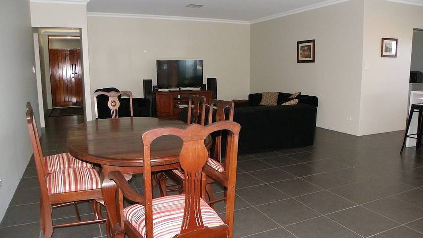 Holiday home for 8 people, with garden and terrace, with pets in Jurien Bay