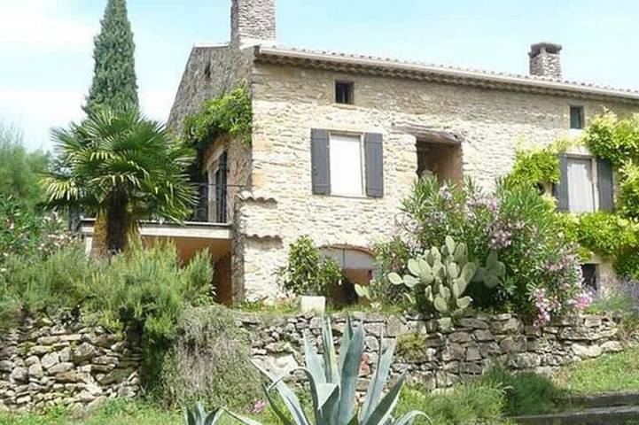 Location de vacances pour 8 personnes, avec jardin et piscine à Saint-Paulet-de-Caisson