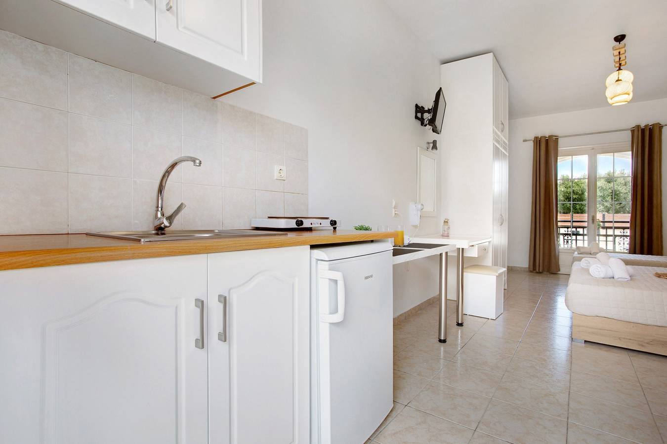 Vakantiewoning "Tropical Studio 2" met gedeelde tuin, A/C & Wi-Fi, foto 10