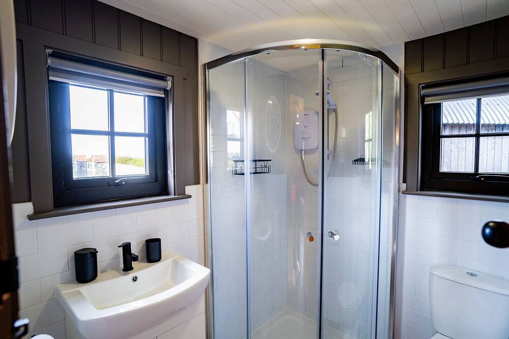 Charming Lodge in Limavady, Sleeps 5 with Parking in County Londonderry