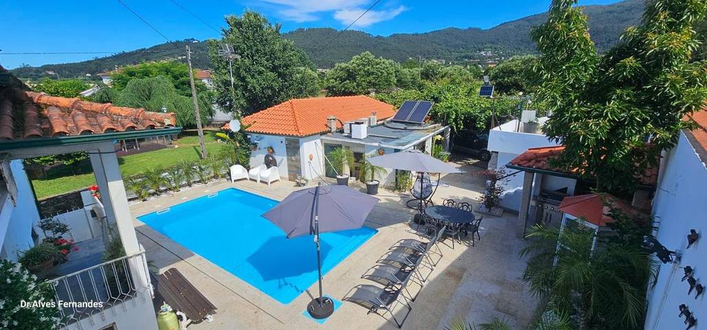 Location de vacances pour 4 personnes, avec jardin et vue ainsi que piscine et vue sur le lac dans Refóios do Lima - 2
