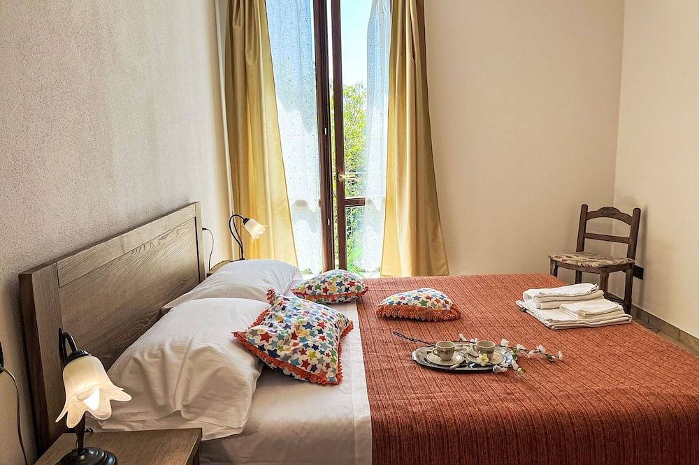 Entire apartment, Beautiful apartment for 5 people with Wifi, Tv, patio, pets allowed and panoramic view in Savona, Riviera di Ponente