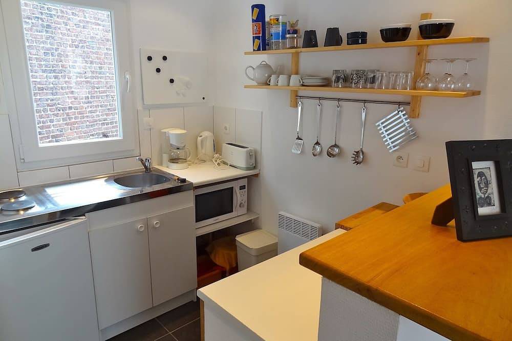 Entire apartment, Comfortable seaside studio with terrace 200 m from the beach in Sangatte, Calais region