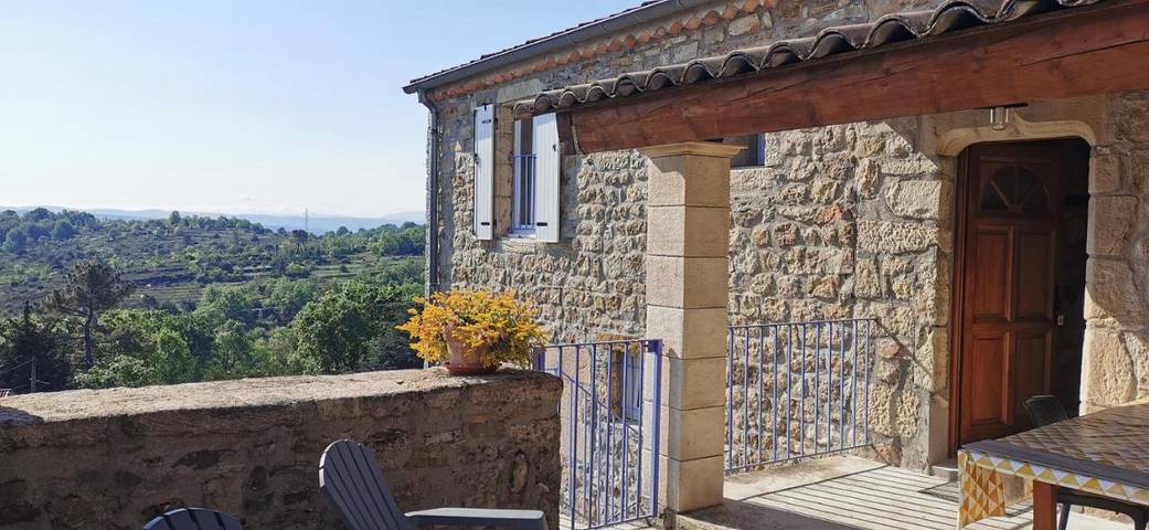 Location de vacances pour 2 personnes, avec vue ainsi que jardin et piscine à Saint-Étienne-de-Fontbellon - 3