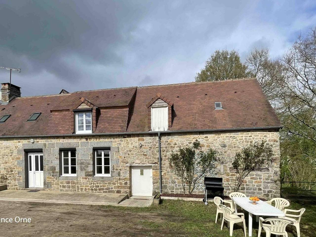 Maison restaurée avec charme à Domfront, animaux admis, wifi, près des pistes cyclables in La Haute-Chapelle, Parc naturel régional Normandie-Maine