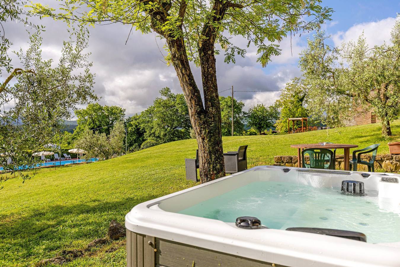 Cottage 'Nel Verde Con Jacuzzi' con piscina e giardino in comune in Colle di Val d'Elsa, Siena e dintorni