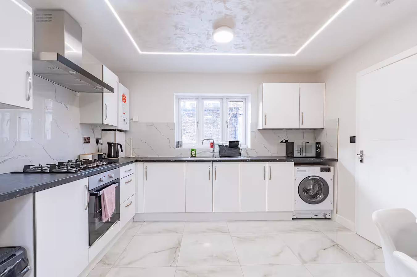 Hamlet Hideaway | Sleeps 14| Off Street Parking - Pass the Keys in Westcliff-on-Sea, Southend-on-Sea