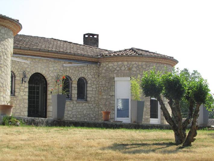 Location de vacances pour 12 personnes, avec vue ainsi que piscine et jardin à Eynesse