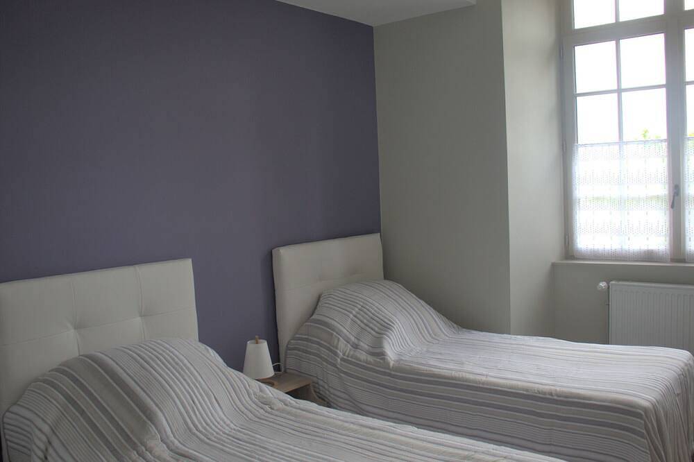 Ganze Wohnung, Geräumige Unterkunft in restauriertem ehemaligen Priorat in La Celle (Cher), Saint-Amand-Montrond