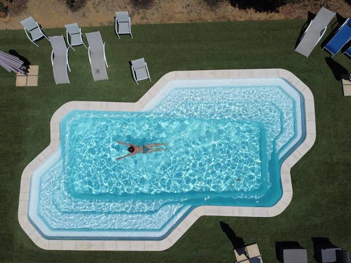 Appartement de vacances pour 4 personnes, avec piscine ainsi que jardin et vue