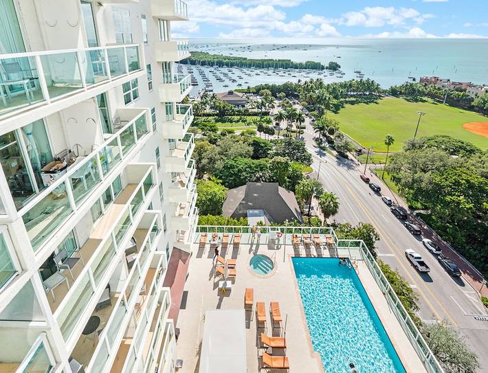 Vacation rental for 4 people, with balcony and hot tub in Coconut Grove
